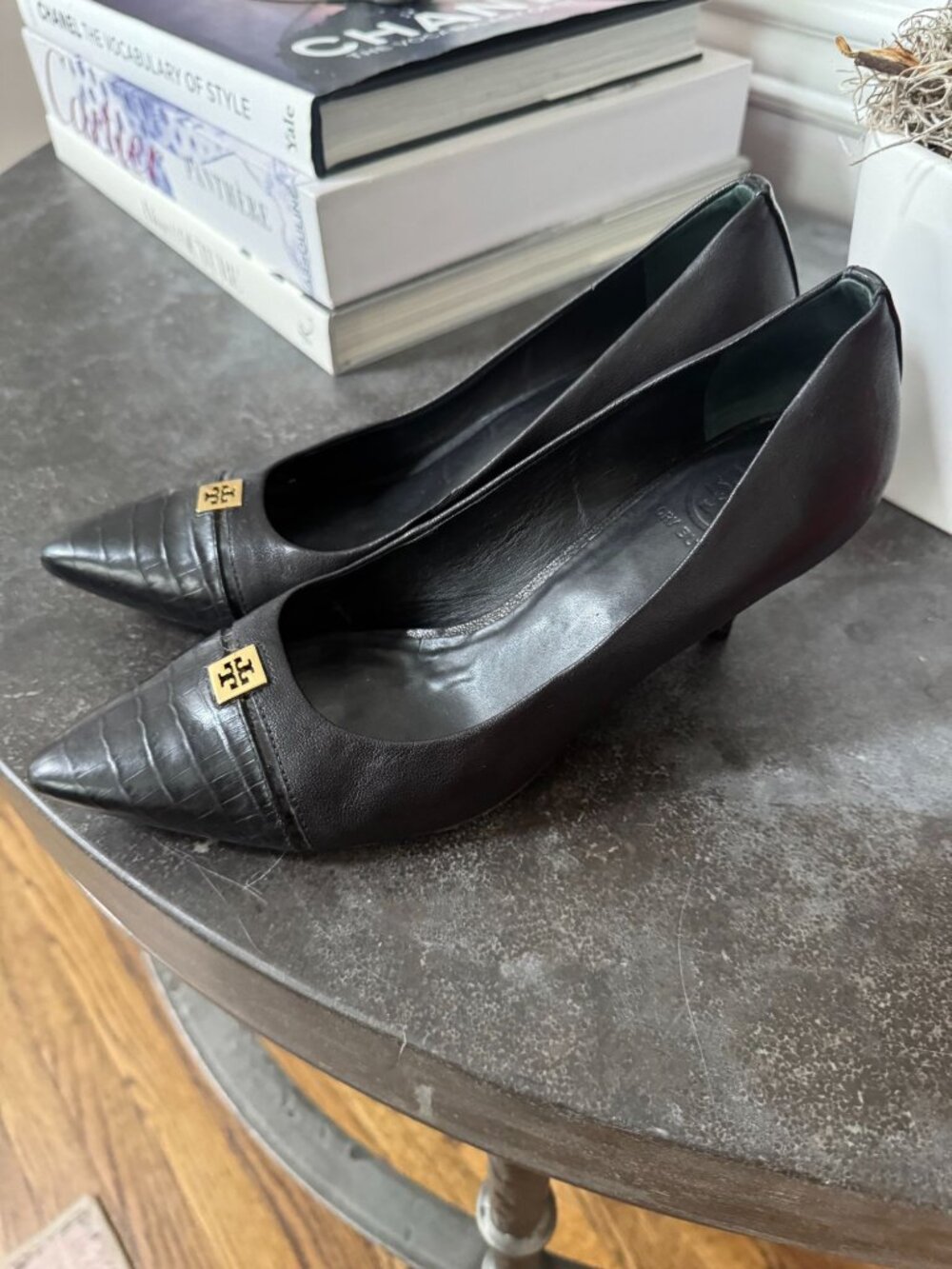 Tory Burch Francis Leather Logo Pointed Toe Kitten Heel Pumps Black Size 8
